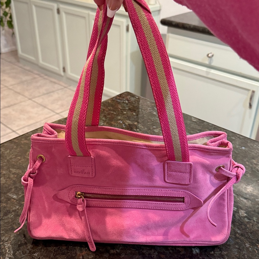THE CUTEST HOGAN PINK SUEDE PURSE.